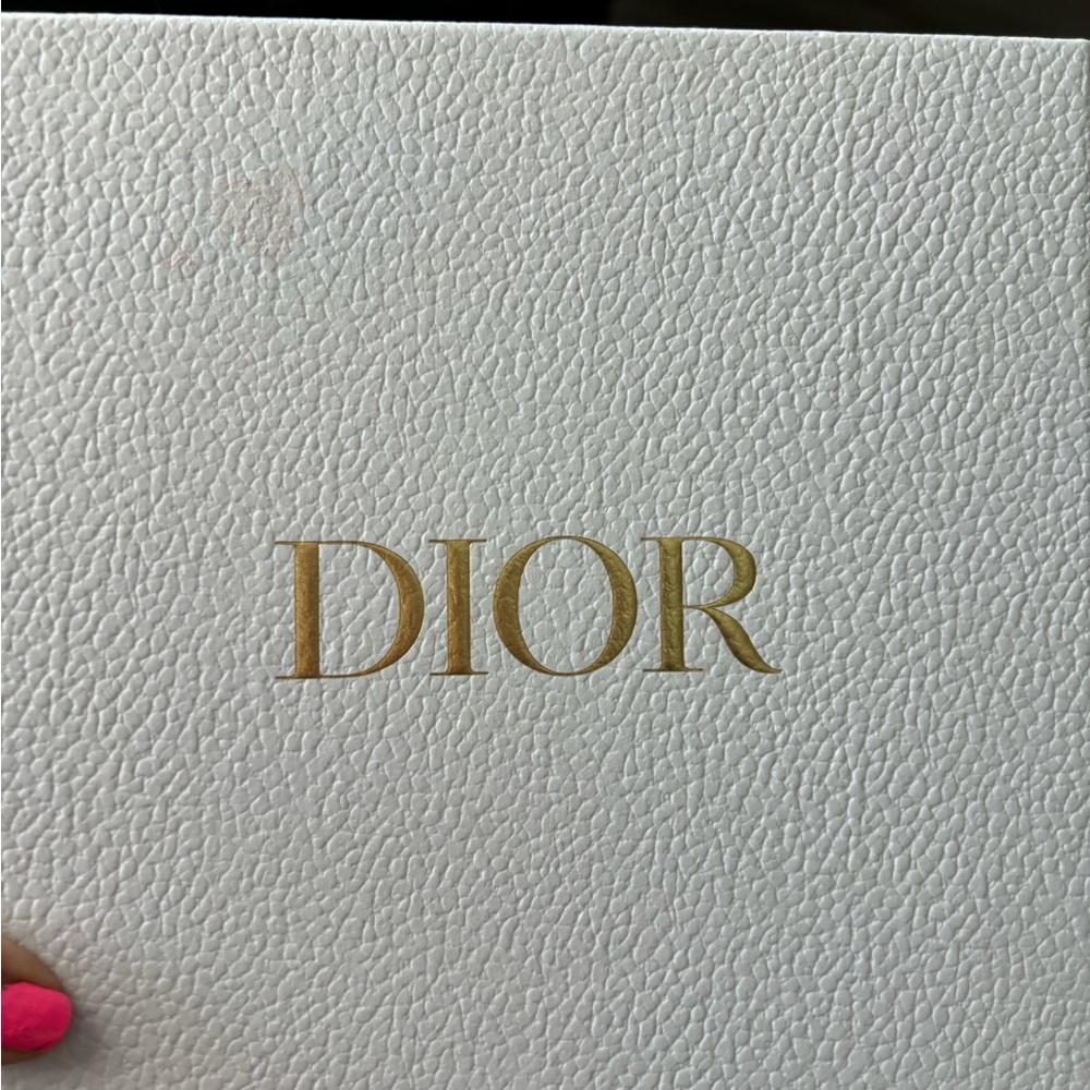 Dior make up bag brand new with Dior box!🔥🔥🔥🔥 - Picture 5 of 8